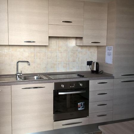 Casa Dusat In Accogliente Edificio Nel Centro Di Monforte Monforte D'Alba Bagian luar foto