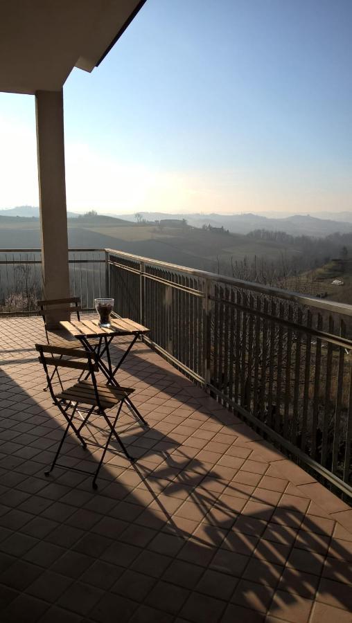 Casa Dusat In Accogliente Edificio Nel Centro Di Monforte Monforte D'Alba Bagian luar foto