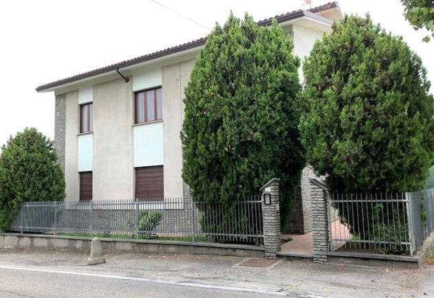Casa Dusat In Accogliente Edificio Nel Centro Di Monforte Monforte D'Alba Bagian luar foto